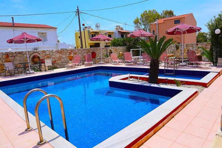 Ferienwohnung für 4 Personen, mit Garten und Pool sowie Balkon, mit Haustier