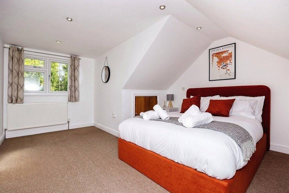 Home in Guildford 4 bed room in Guildford, Surrey