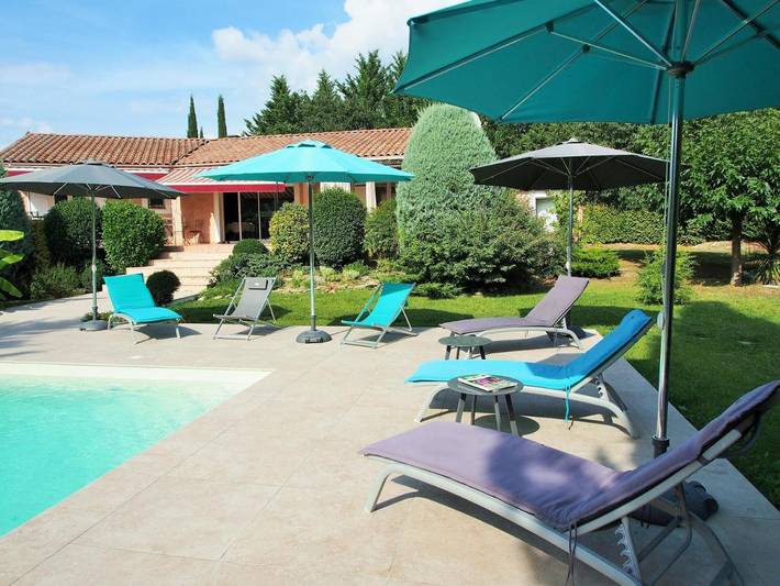 Location de vacances pour 6 personnes, avec Terrasse et Jardin ainsi que Piscine et Vue à Logrian-Florian