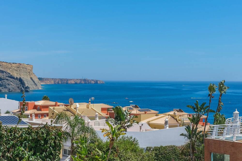 Spacious family villa with private pool and sea views in Luz, Faro Distrikt
