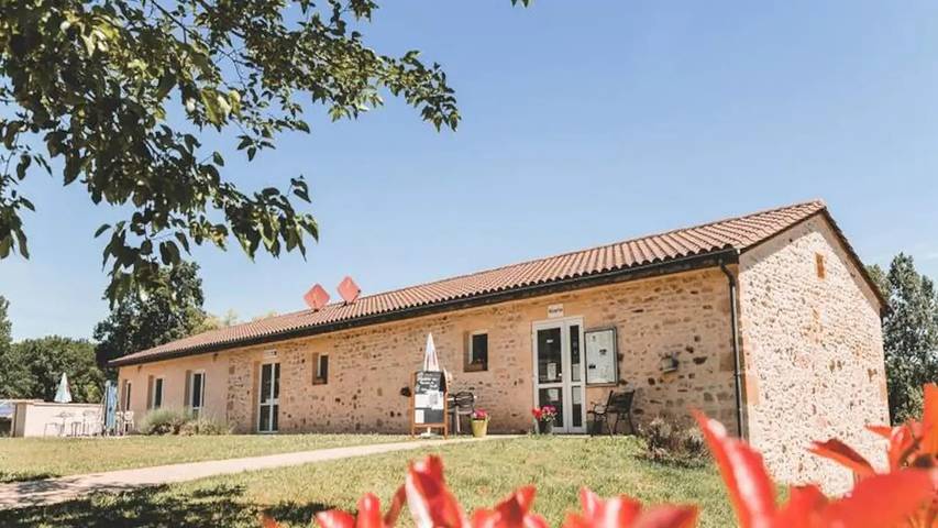 Gîte pour 3 personnes, avec Terrasse ainsi que Jardin et Piscine à Marminiac - 2
