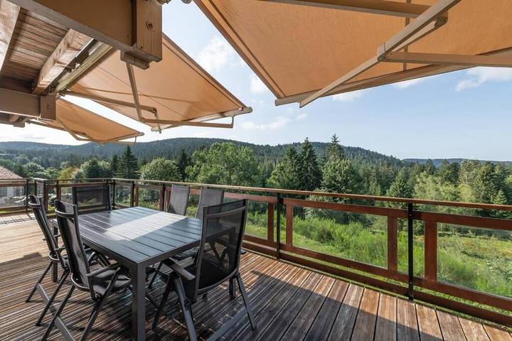 Gîte pour 12 personnes, avec jacuzzi ainsi que jardin et sauna, adapté aux familles à Liézey