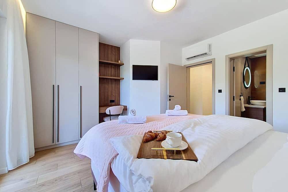 Alleinstehendes Ferienhaus mit Klimaanlage, privatem Pool, internet, Tv, Terrasse, Panoramablick in Dalmatinisches Zagora