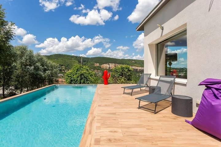 Gîte pour 10 personnes, avec piscine et jardin dans Rochetaillée-sur-Saône