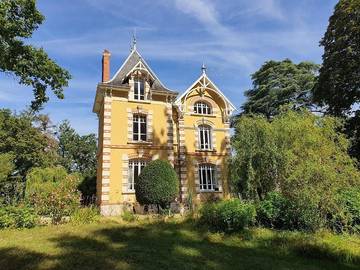 Location de vacances pour 12 personnes, avec vue et jardin ainsi que terrasse et piscine à Valençay