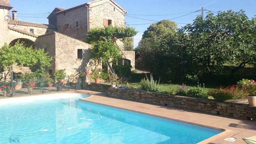 Gîte pour 5 personnes, avec terrasse et piscine