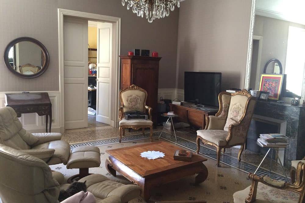 Demeure de maitre  piscine et terrasses. Maison idéale pour plusieurs familles in Saint-Gilles, Région de Nîmes
