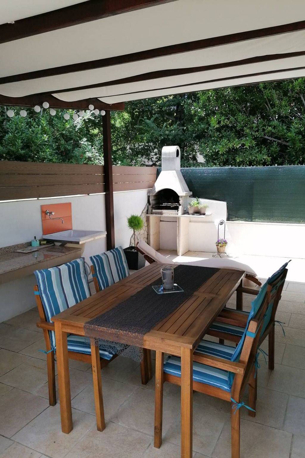 Strandnahes kleines Ferienhaus mit Terrasse in Silo (Krk), Krk