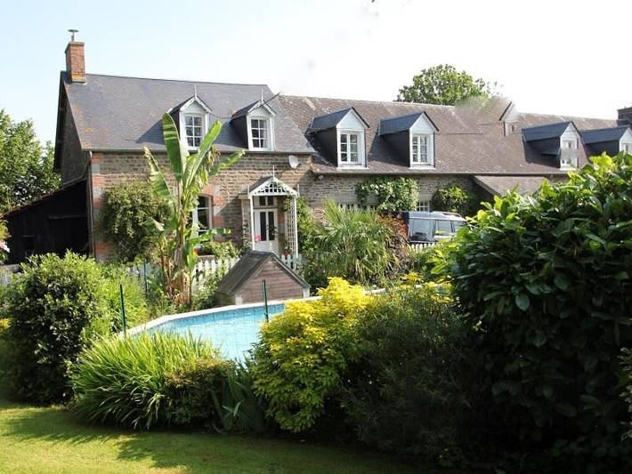 Location de vacances pour 5 personnes, avec Terrasse ainsi que Jardin et Piscine à Landivy