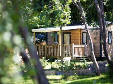 Mobil home pour 4 personnes, avec terrasse et piscine, animaux acceptés à La Douze