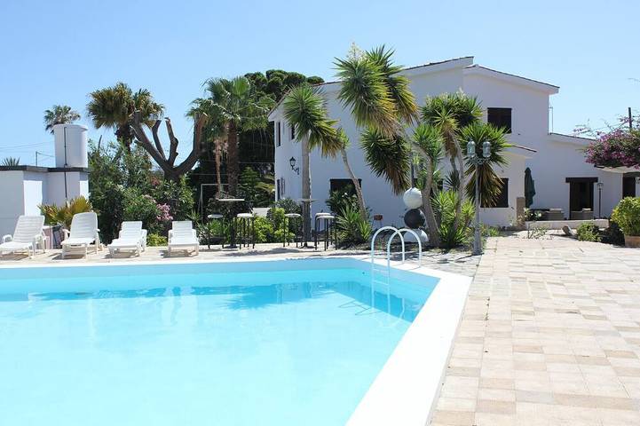 Gîte pour 15 personnes, avec Balcon et Terrasse ainsi que Jardin et Piscine