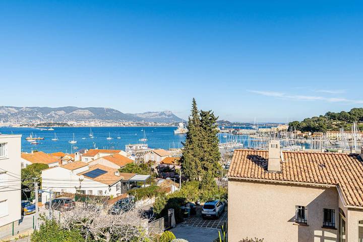 Appartement de vacances entier, Bel appartement vue mer, Clim, Wifi, plage et commerces à pied in Saint-Mandrier-sur-Mer, Côte méditerranéenne (France)