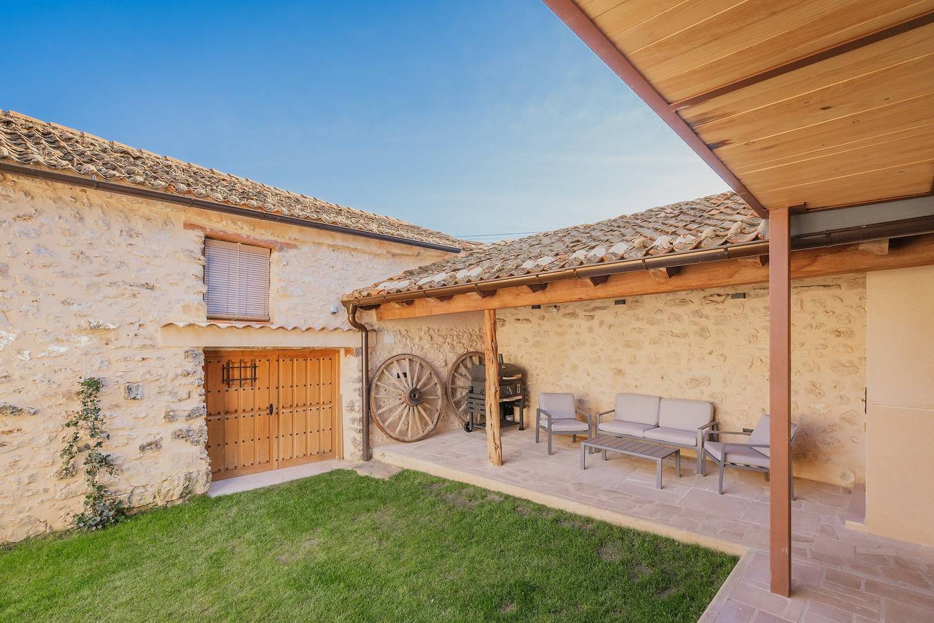 Casa Rural 'El Portal De Castroserna' con Vistas a la Montaña, Terraza Privada y Wi-Fi in Prádena, Provincia de Segovia