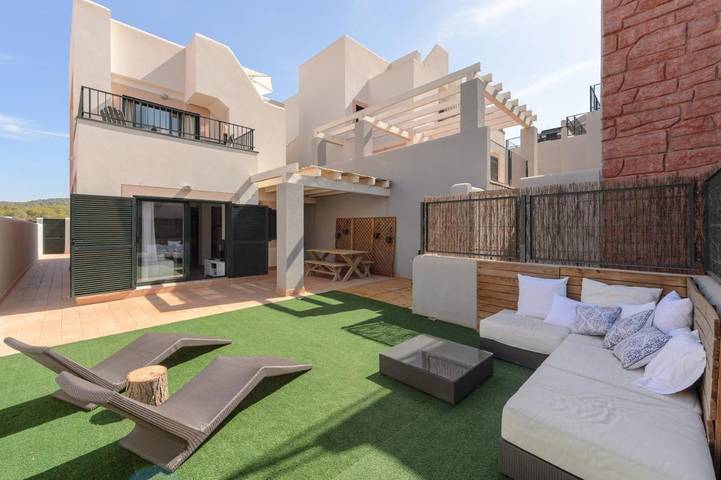 Ferienhaus für 6 Personen, mit Balkon und Terrasse sowie Garten und Pool