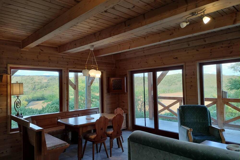 Holzhaus Mitten in der Natur mit wunderschönem Panorama, Alleinlagenähe Budapest in Kleingebiet Waitzen