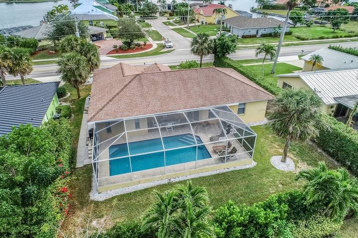 Vacation home for 6 people, with terrace and yard in Marco Island