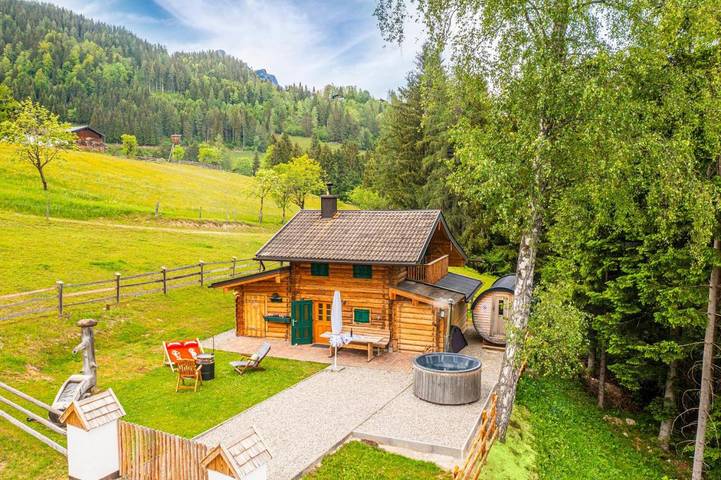 Location de vacances pour 5 personnes, avec Balcon et Jacuzzi ainsi que Terrasse et Jardin à Werfen