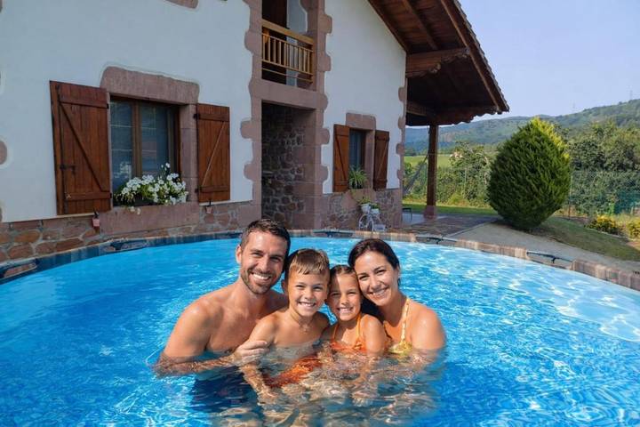 Casa rural para 8 personas, con Balcón y Terraza además de Jardín y Piscina en Ulzama