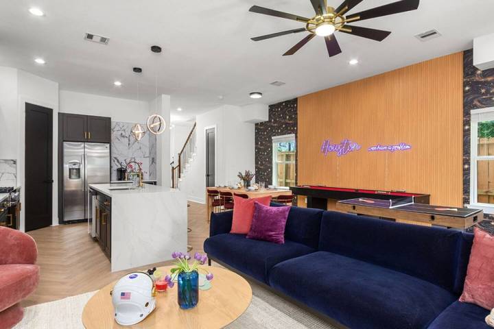 Vacation house for 10 people, with yard and balcony, with pets in Houston