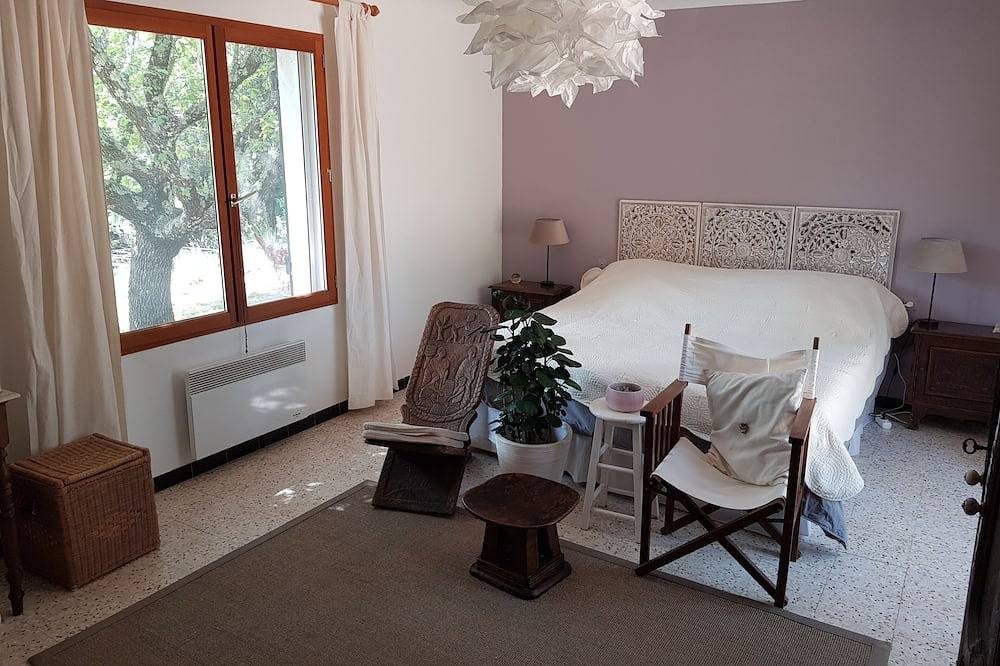 Charming air-conditioned Provencal villa with private pool hidden by the forest. in Carcès, Brignoles region