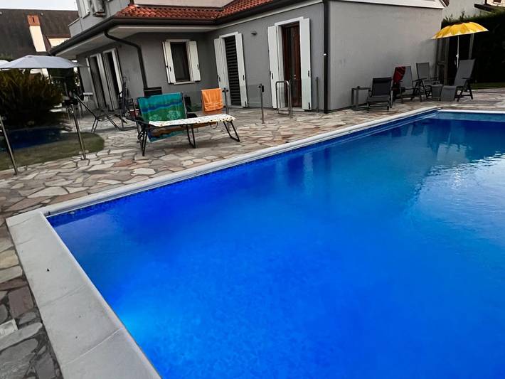 Ferienwohnung für 12 Personen, mit Balkon und Terrasse sowie Garten und Pool