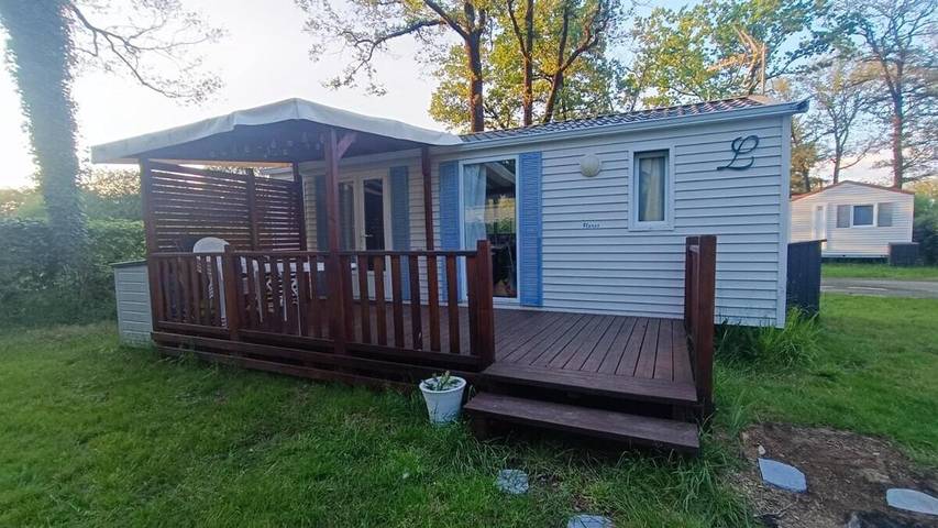 Camping pour 5 personnes, avec terrasse ainsi que piscine et vue