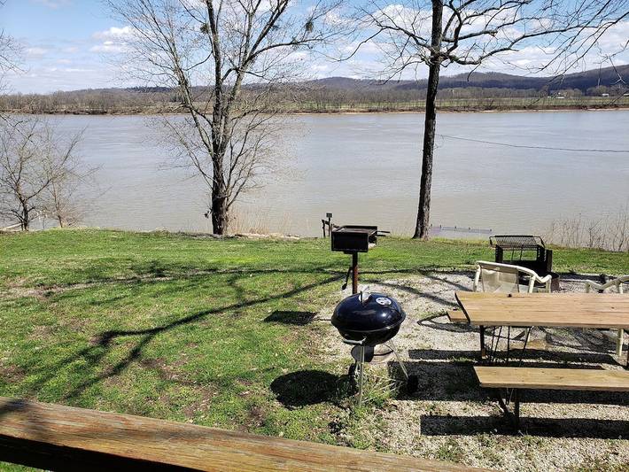 Log cabin for 4 people, with terrace in Hoosier National Forest