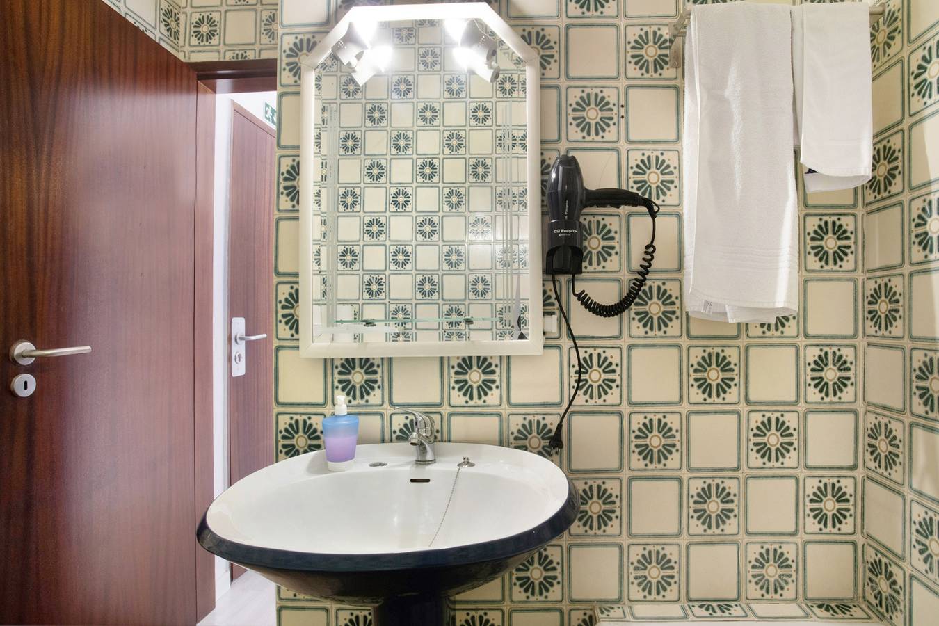 Room 'Vista Mar 4' with Balcony and Wi-Fi in Ribamar, Lissabon distrikt