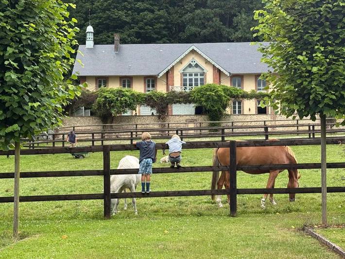 Location de vacances pour 8 personnes, avec jardin ainsi que vue sur le lac et vue à Pierrefitte-en-Auge