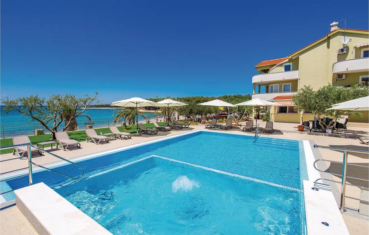 Ganze Ferienwohnung, Apartment am Meer mit Pool, WLAN und Parkplatz in der Nähe des Strandes Perilo in Povljana, Pag
