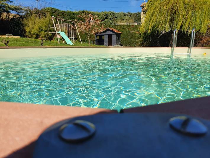 Gîte pour 6 personnes, avec piscine ainsi que terrasse et jardin