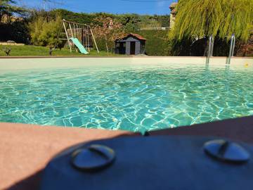 Gîte pour 6 personnes, avec terrasse ainsi que piscine et jardin à Lagorce