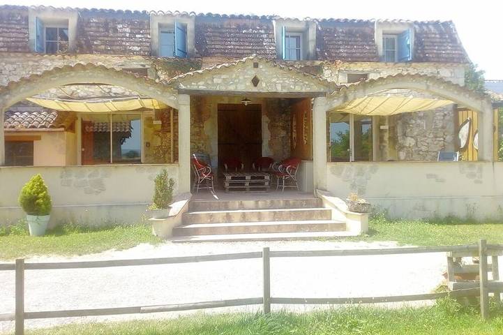 Gîte pour 7 personnes, avec piscine ainsi que terrasse et jardin