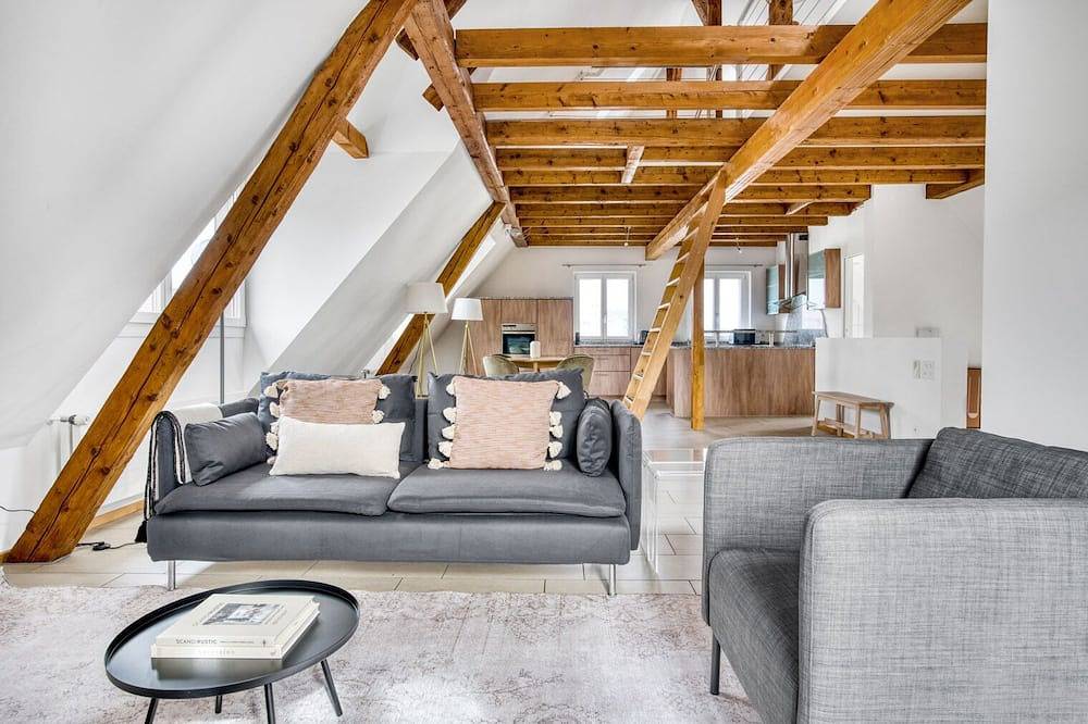 Entire apartment, Hip Oerlikon 2.5 Room w/ Storage, 2 mins to local market, by Blueground in Zurich, Zurich district