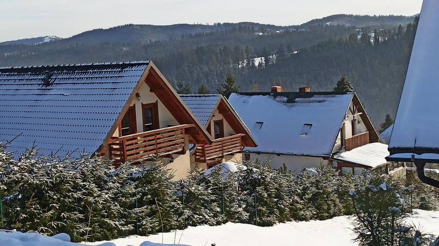 Domek letniskowy dla 4 osób, z widok i sauna oraz basen i ogród w Istebna