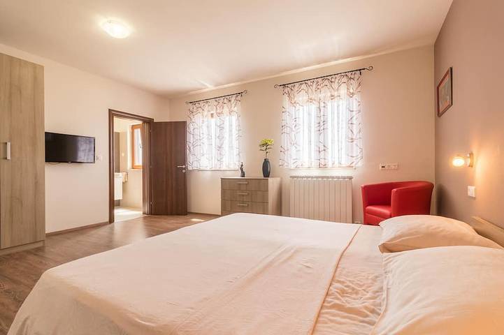 Stilvolle Villa ***** mit Schwimmbad und Grill, Fahrräder, kostenloses WLAN in Svetvinčenat, Zentralistrien