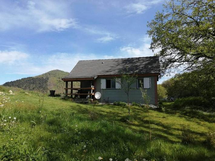 Gîte pour 5 personnes, avec Terrasse ainsi que Jardin et Vue à Bassignac