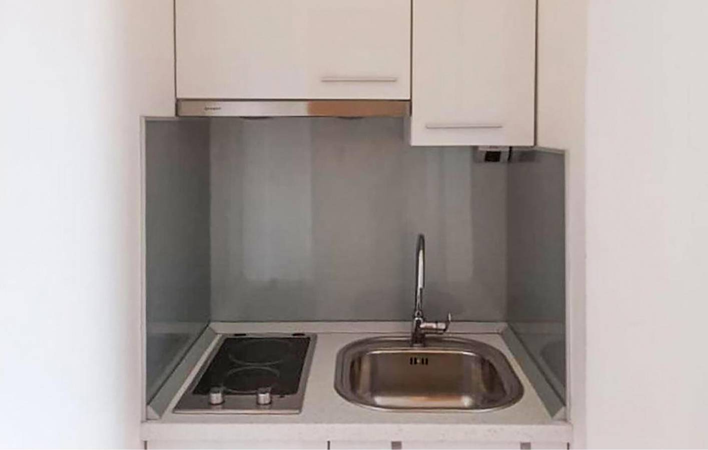 Ganze Ferienwohnung, Apartment mit Meerblick, Terrasse, Küche und Parkplatz in der Nähe des Strandes von Strobec in Stobrec, Split-Dalmatien