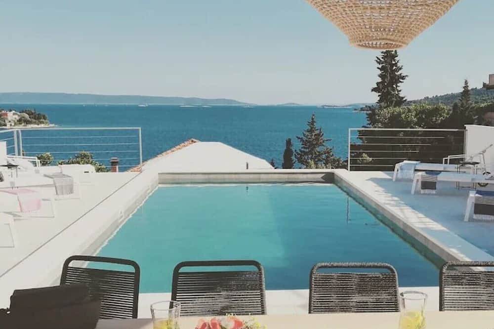 Ganze Wohnung, Schicke 2 Zimmer Fewo, 2 Badezimme, Beheizter Pool, Meerblick, nah am Trogir in Seget Vranjica, Split-Dalmatien