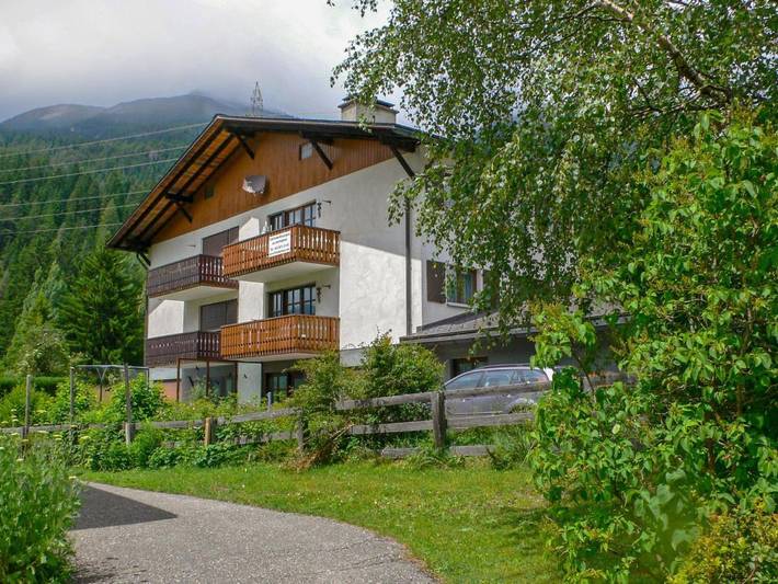 Ferienwohnung für 6 Personen, mit Terrasse und Garten in Surava