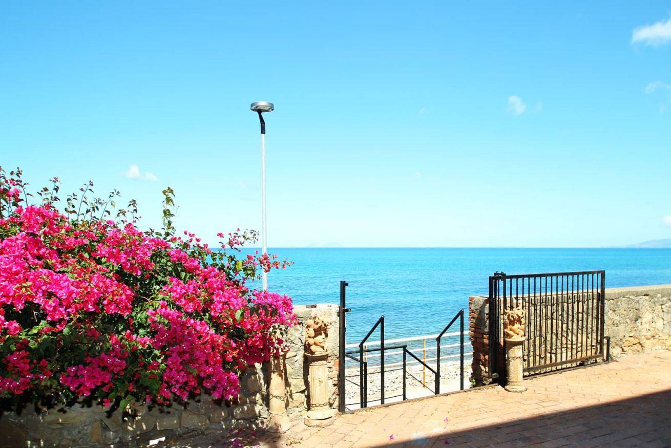 Apartamento inteiro, Relais Villa Giovanna -  sul mare con giardino in Marina di Caronia, Caronia