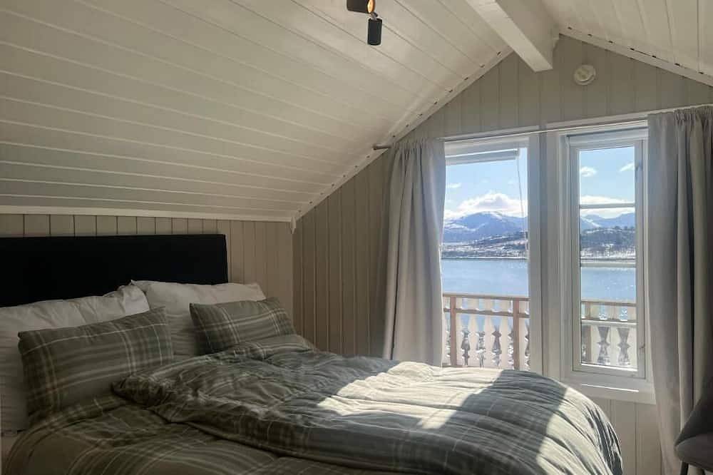 Centrally Located Cabin by the Sea in Sortland