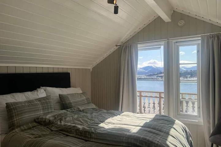 Centrally Located Cabin by the Sea in Sortland