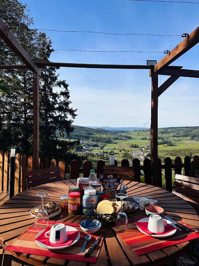 Location de vacances pour 6 personnes, avec terrasse ainsi que jardin et vue, animaux acceptés à Châteauneuf-de-Randon - 2