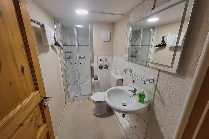Ganze Wohnung, Gutshof Ferienwohnung mit 2 Schlafzimmern, viel Natur, Hofgarten und See in Tangerhütte, Altmark
