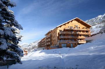 Cottage pour 2 personnes, avec jacuzzi ainsi que terrasse et piscine, animaux acceptés dans Vars (station de ski)