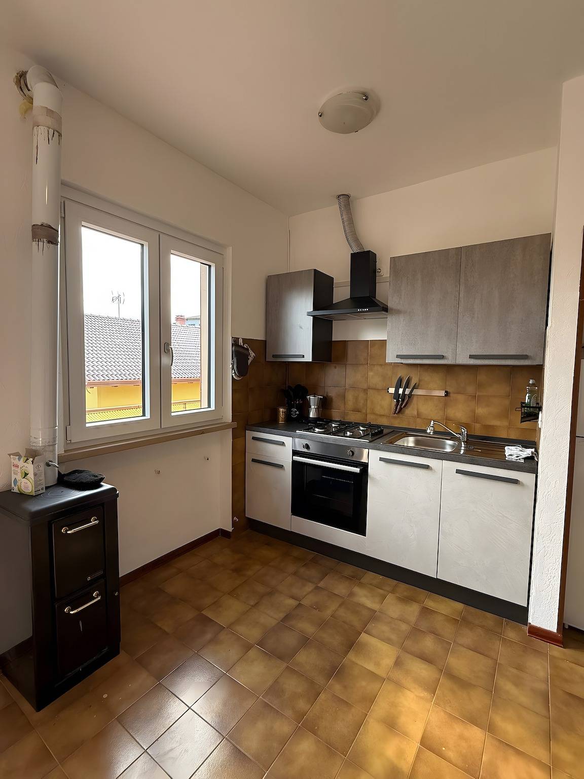 Appartement entier, Appartement « Limone » avec vue sur la montagne, jardin commun et Wi-Fi in Brenzone, Montagnes autour du lac de Garde