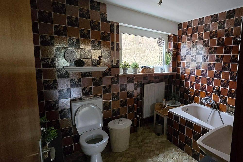 Ganze Wohnung, Ferienwohnung im Künstlerhaus mit Terrasse in Netphen, Kreis Siegen-Wittgenstein