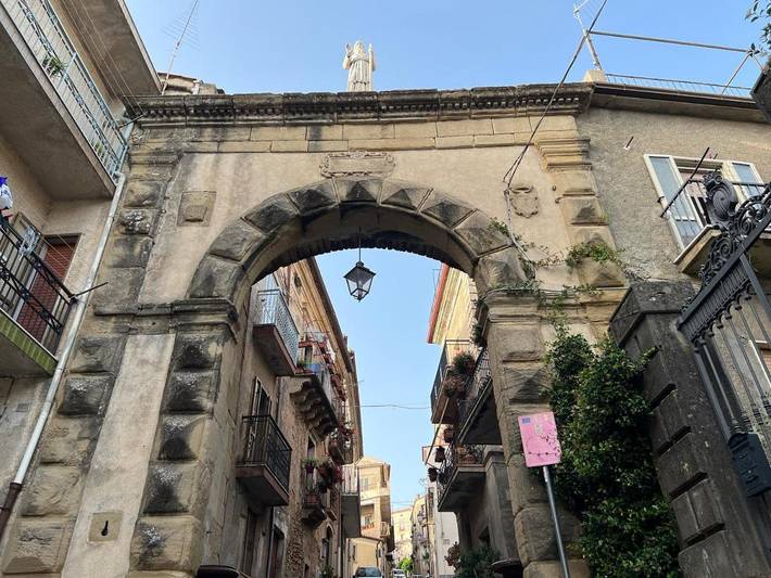 Appartamento per 3 persone, con panorama e giardino a Fuscaldo