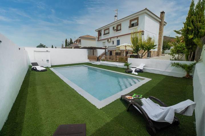 Casa rural para 13 personas, con piscina además de jardín y vistas en El Padul